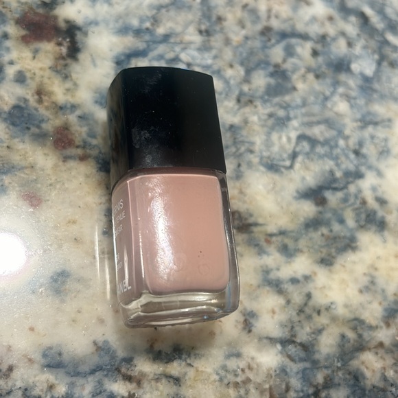 CHANEL Earthy Taupe Nail Polish - Picture 4 of 4